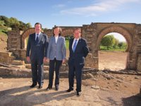 Rosa Aguilar y Borja Prado visitan las obras de iluminación que Endesa ejecuta en Medina Azahara