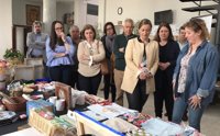 La presidenta de la Asamblea inaugura en Calamonte (Badajoz) el mercadillo anual de la Asociación Oncológica extremeña