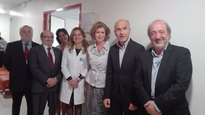 Rafaela Belmonte (dcha.) a las puertas de la sala de prensa