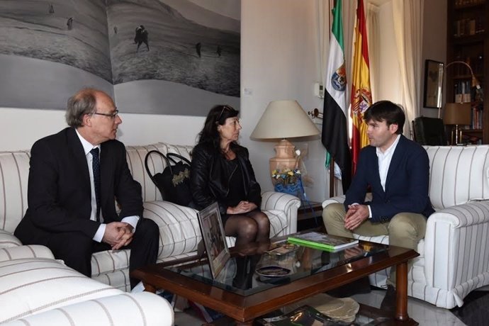 Visita del cónsul francés a la Diputación de Cáceres