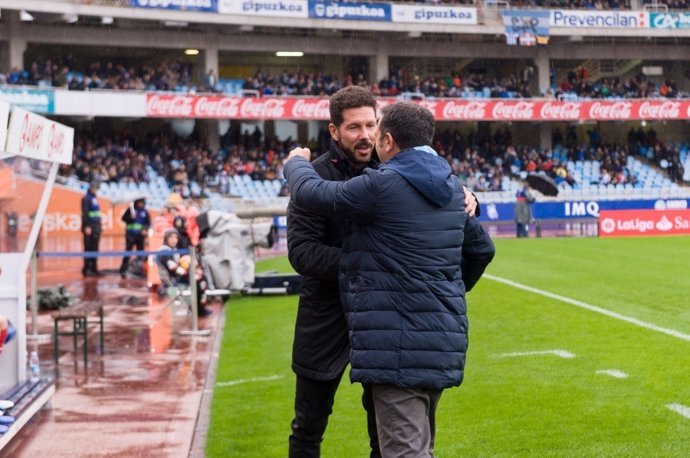 Diego Pablo Simeone saluda a Eusebio Sacristán en Anoeta