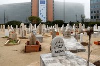 Save the Children recrea un cementerio en Bruselas y pide a la UE que proteja a los niños sirios