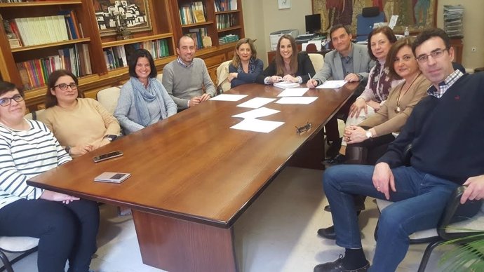 Ruiz (centro) durante el encuentro con responsables del CEIP Noreña