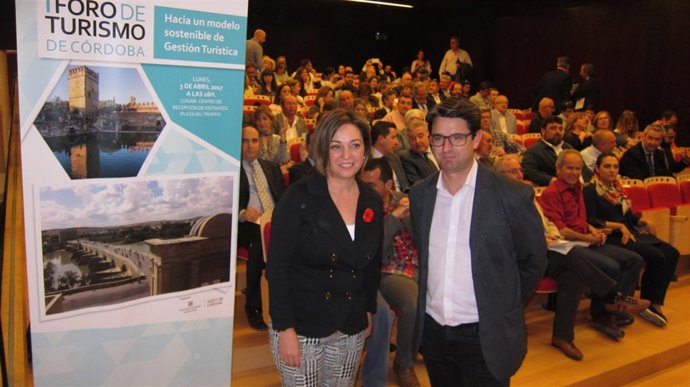 Isabel Ambrosio y Pedro García en el I Foro de Turismo