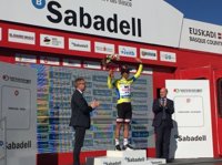 Matthews gana un sprint 'aussie' y es líder, Contador se cae sin consecuencias