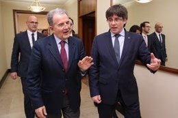 El presidente Carles Puigdemont con el exprimer ministro italiano, Romano Prodi