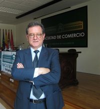 Castresana critica que España ha quedado "fuera de juego" en la persecución de los crimenes de lesa humanidad