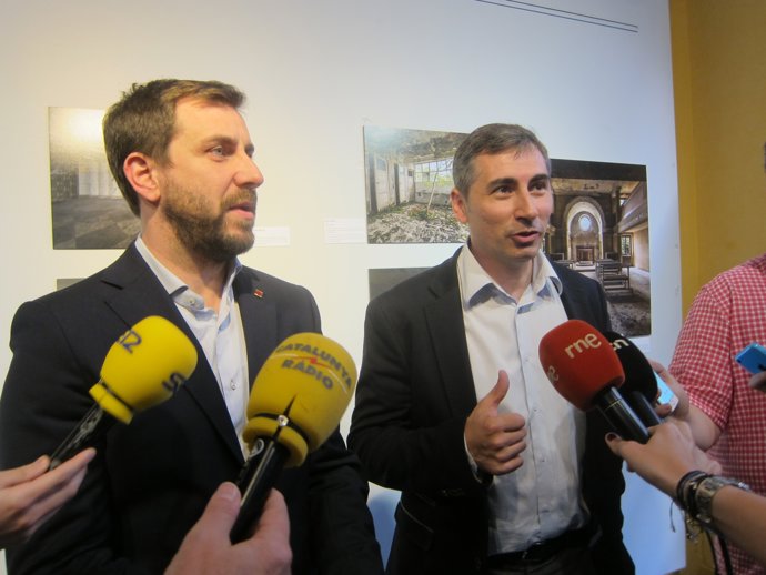 L'conseller Toni Comín i el pte.de la Taula del Tercer Sector Oriol Illa