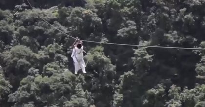 Video 800 Metros De Tirolina Para Llegar Al Colegio El Riesgo Que Asumen Seis Familias Colombianas Cada Dia