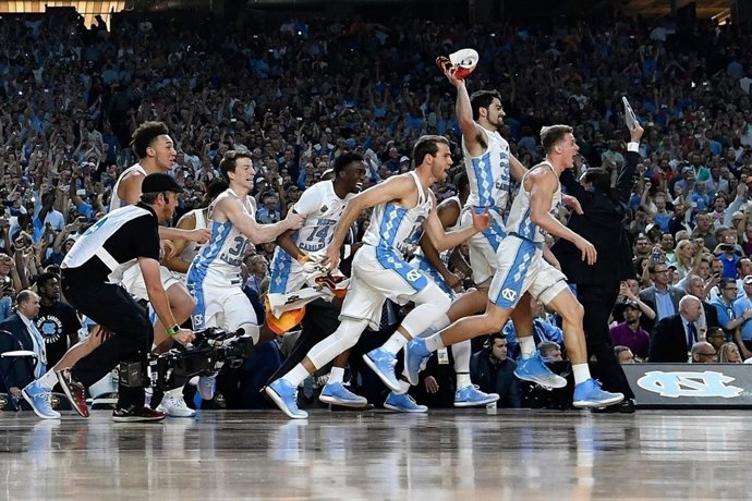 Los jugadores de Carolina del Norte celebran el triunfo