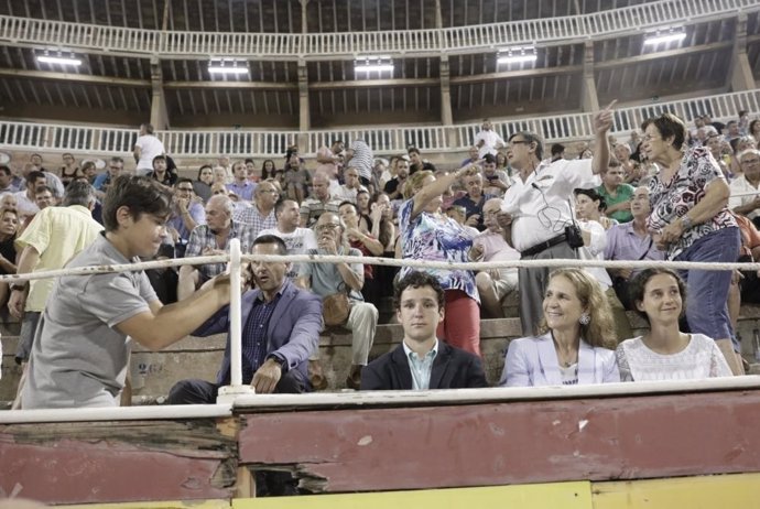 Miembros de la Familia Real en la plaza de toros de Palma