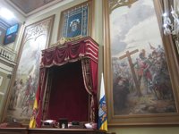 Darias pide "rigor e información" para analizar los lienzos sobre la conquista del Salón de Plenos del Parlamento