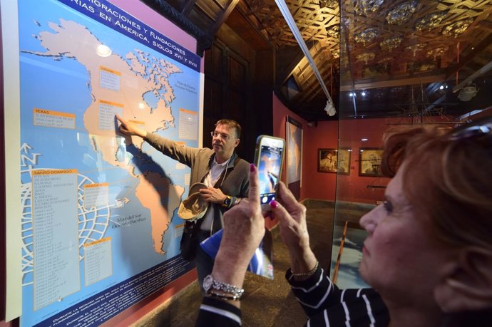 Turistas en un museo de Las Palmas de Gran Canaria