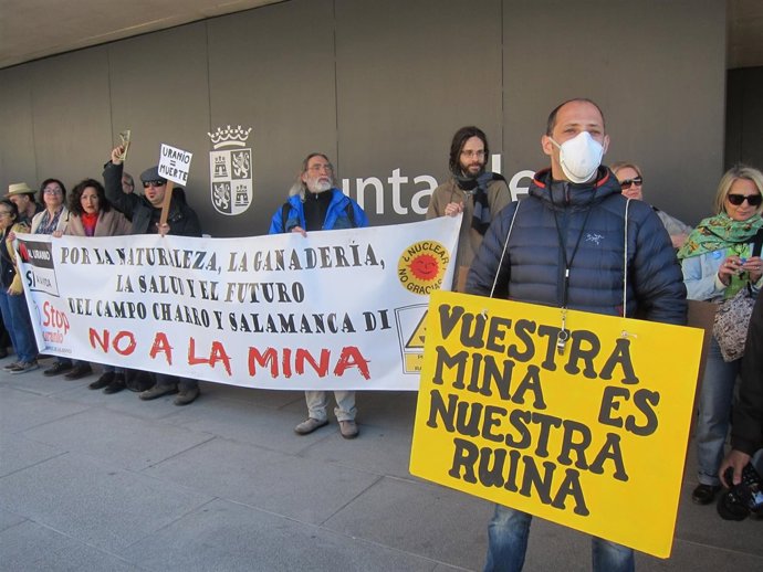 Concentración a las puertas de la Delegación.                               