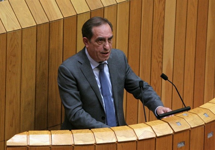 El conselleiro de Facenda, Valeriano Martínez, en el pleno