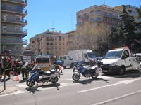 Una furgoneta embiste y vuelca a un vehículo de la Policía Local en Salamanca