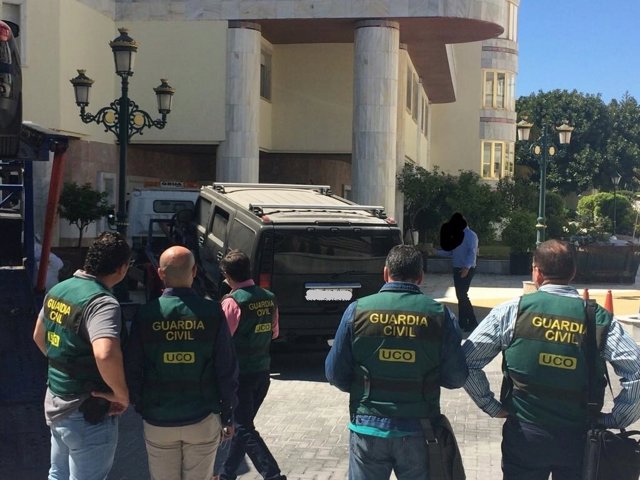 Agentes de la UCO en la operación conta la familia de Al Assad en Marbella