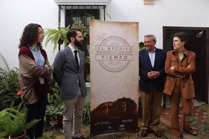 Alcalde (dcha.) durante la presentación del ciclo