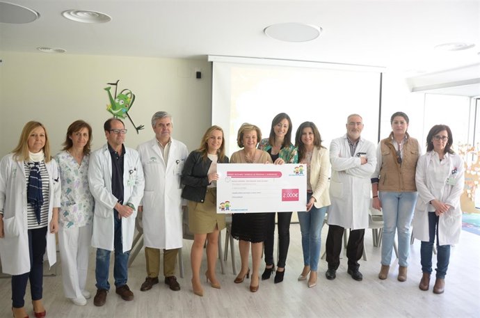 Entrega a ALES del cheque con la recaudación de la escuela infantil.