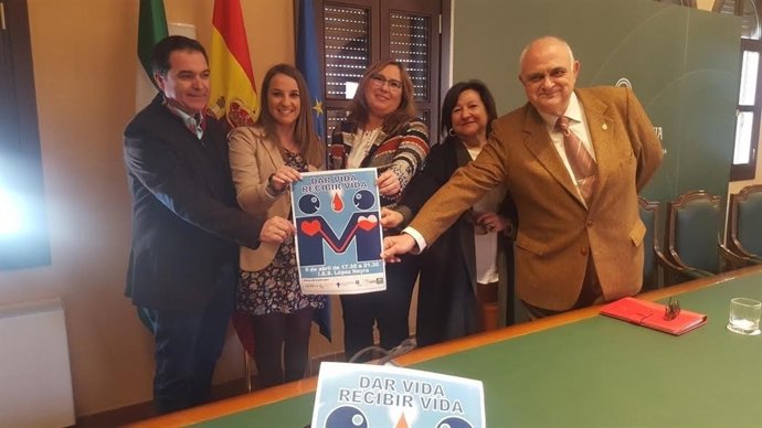 Luna (centro) y Ruiz (izda.) durante la presentación de la campaña