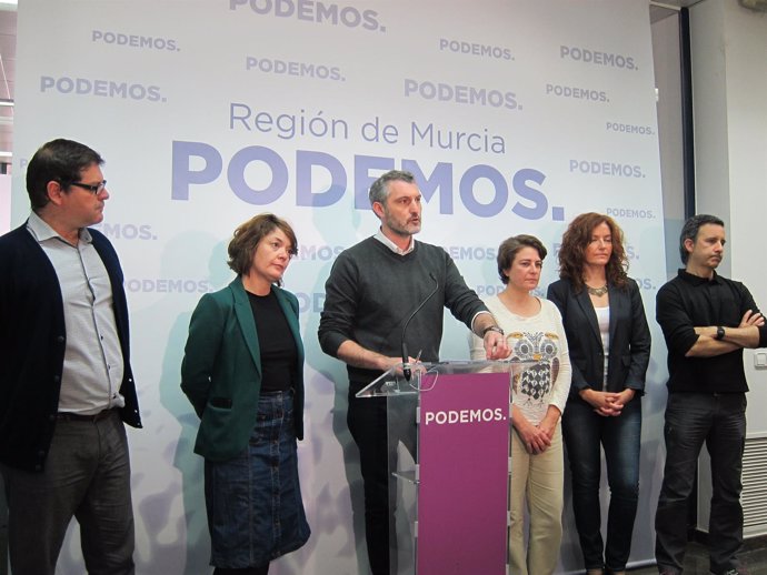  Óscar Urralburu, En El Centro, Durante La Rueda De Prensa