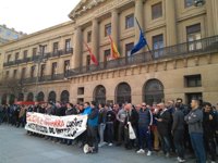 Policías forales y locales se concentran para exigir la retirada de la ley de Policías