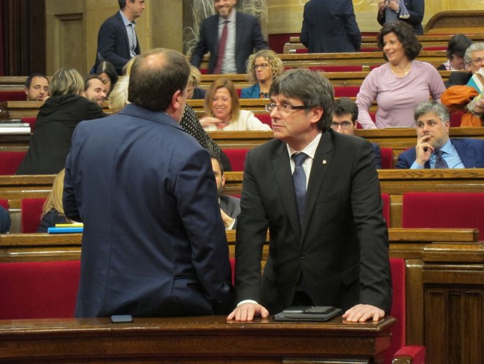 Oriol Junqueras i  Carles Puigdemont abans del ple dels Pressupostos 2017