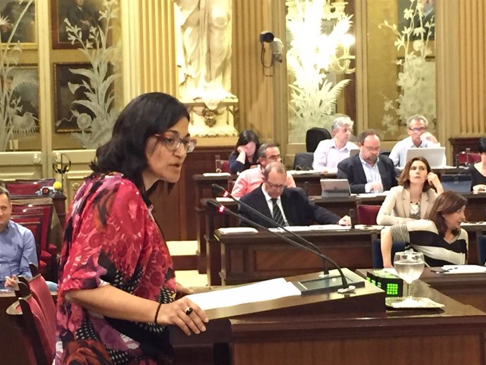 La diputada del PSIB María José Camps en el pleno del Parlament