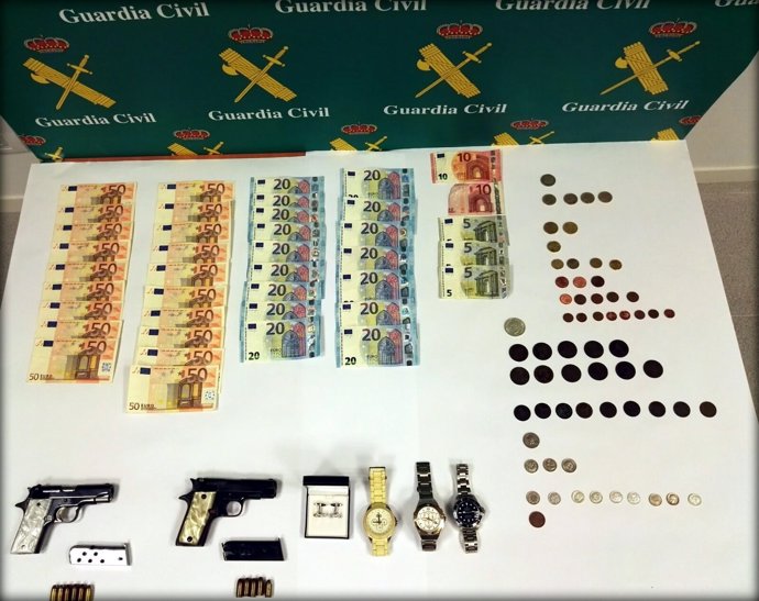 Dinero, armas y objetos incautados en la Operación Zotra