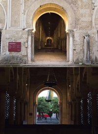 El Cabildo abre la segunda puerta de la Mezquita-Catedral de Córdoba, tras retirar la celosía