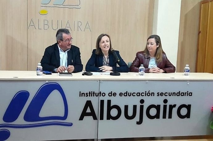 La delegada de Educación inaugura unas jornadas en el IES Albujaira