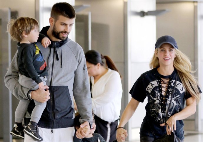 Shakira and Gerar Pique arraivin Miami Int air port