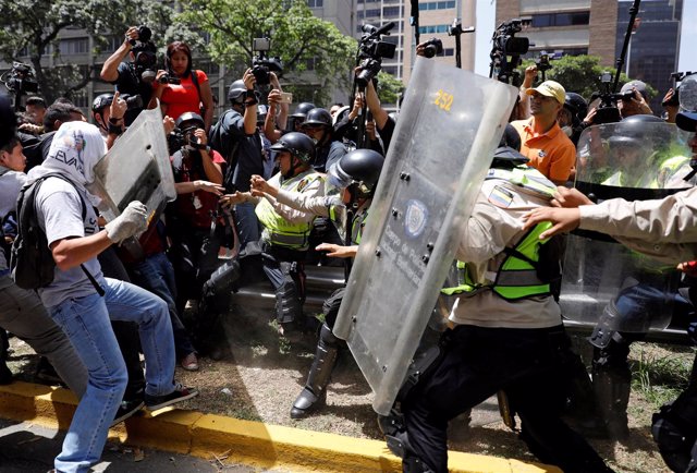 Enfrentamientos entre manifestantes y policías en Caracas