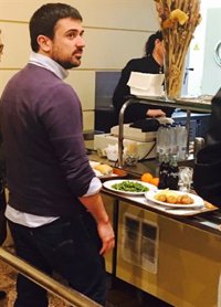 Espinar pide disculpas tras ser visto bebiendo Coca Cola en el Senado y  reconoce que ha sido un error