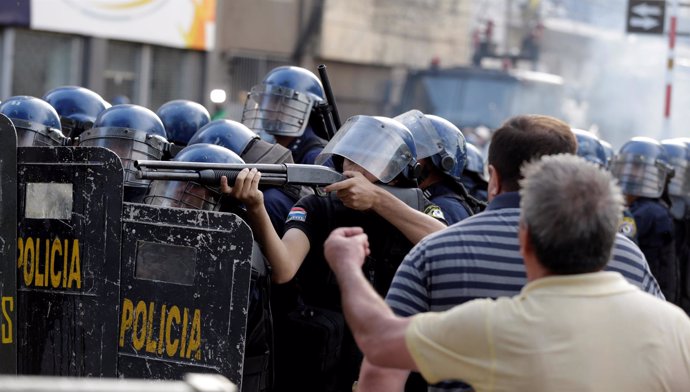 Policías durante una manifestacion en Asunción