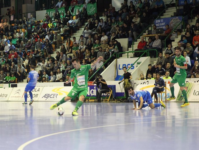 Dani Saldise ejecuta un disparo en el partido ante el Palma Futsal