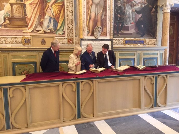 Carlos de Inglaterra y su esposa Camila en el Vaticano