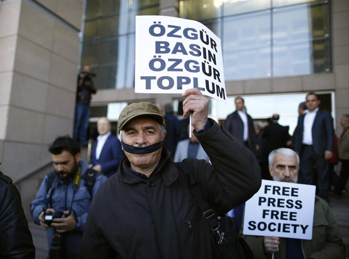 Manifestación de apoyo al director del diario 'Cumhuriyet'