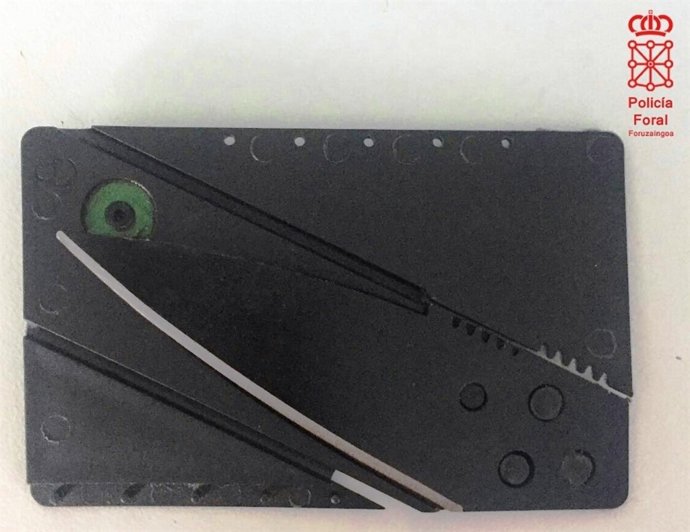 Navaja oculta a modo de tarjeta