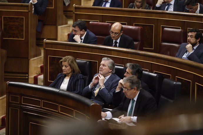 Fátima Báñez y Méndez de Vigo en la sesión de control al Gobierno en el Congreso