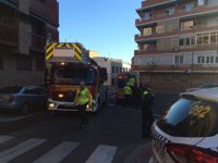 Cinco intoxicados, entre ellos cuatro policías, por un incendio en una casa de San Blas