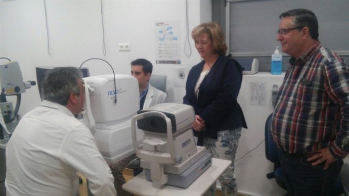 Vega observa la prueba a un paciente con el nuevo tomógrafo de coherencia óptica