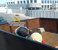 Interceptados en Algeciras tres inmigrantes, uno menor, ocultos en el techo de un remolque