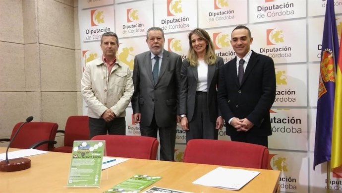 Blanco (centro) y Sánchez (izda.), durante la presentación del premio
