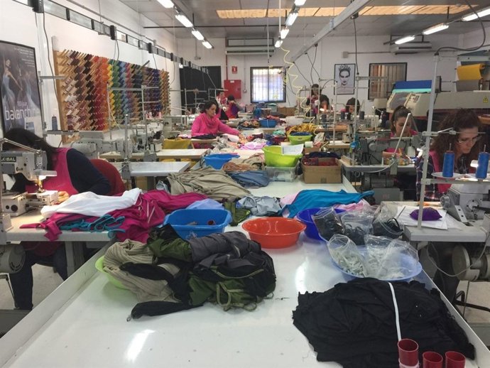 Trabajadores en la empresa Yumiko.