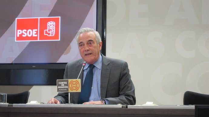 El portavoz del PSOE en las Cortes, Javier Sada, hoy en rueda de prensa
