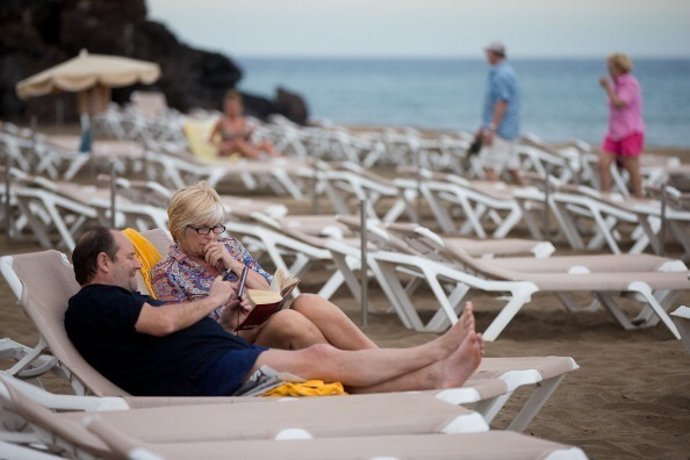 Turistas en la playa 