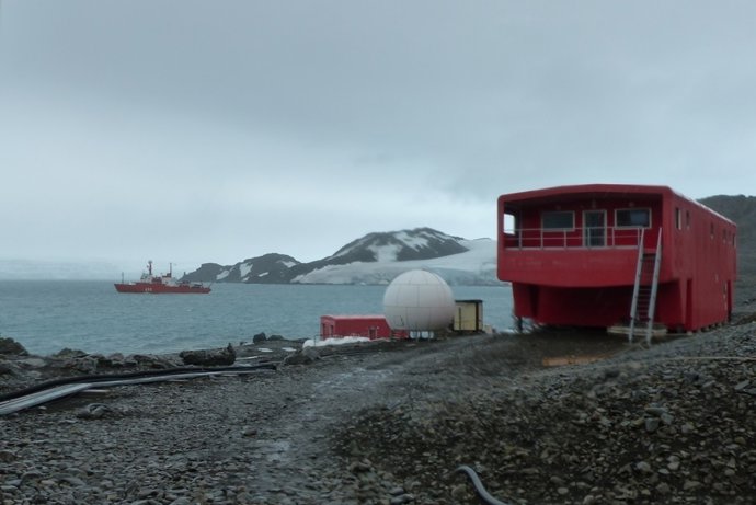 Base Juan Carlos I y buque oceanográfico Hespérides al fondo