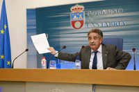 Revilla, "indignado" por el "maltrato" a Cantabria, pide reunión urgente a Rajoy