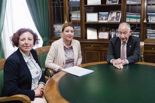 La alcaldesa de Benahadux ha visitado al presidente de Diputación, Gabriel Amat.